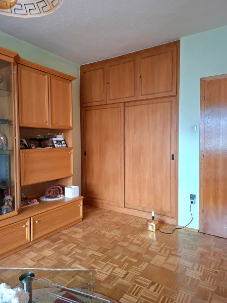 Zimmer mit viel Platz in Schränken - Tischlerarbeit
