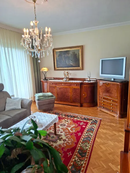 Wohnzimmer mit Zugang zum Garten