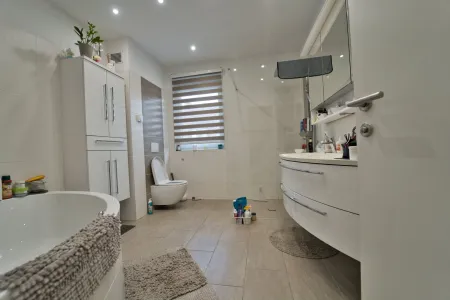 Badezimmer mit Badewanne und Dusche