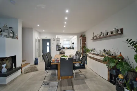 Wohnzimmer mit Esstisch