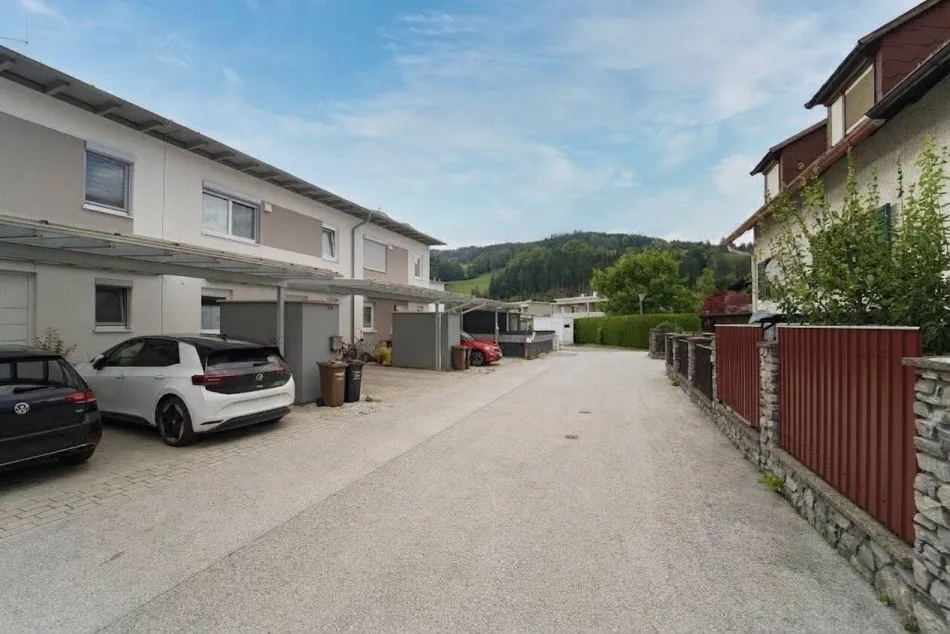 Modernes Kohlbacher Reihenhaus | schöner Garten | ruhige Grünlage | Terrasse, Balkon und Carport - Bild