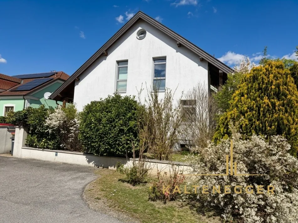Großzügiges Einfamilienhaus mit besonderem Raumgefühl und schönem Garten - Bild