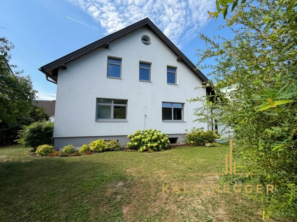 Großzügiges Einfamilienhaus mit besonderem Raumgefühl und schönem Garten - Titelbild