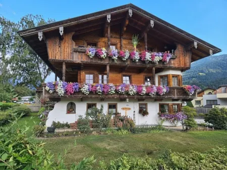 Großes gepflegtes traditionelles Tirolerhaus mit 4 Wohneinheiten am Achensee.