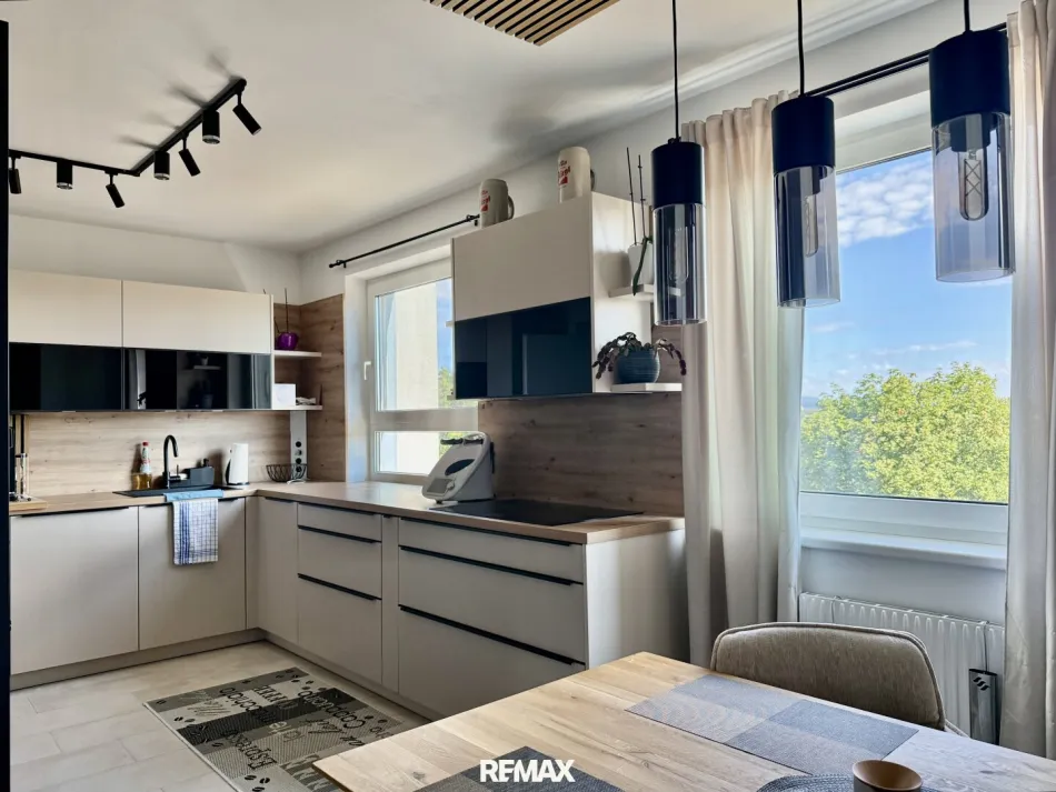 Hochwertig sanierte 3-Zimmer-Eigentumswohnung mit Loggia & Parkplatz! - Bild