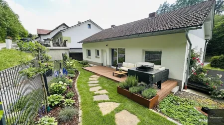 Charmantes Einfamilienhaus mit Terrasse, Balkon & Garage
