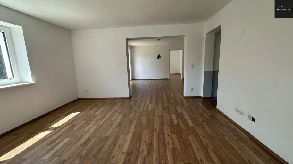 Charmantes Einfamilienhaus mit Terrasse, Balkon & Garage - Bild