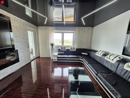 Urbanes Design & Komfort: 3-Zimmer-Wohnung mit Loggia