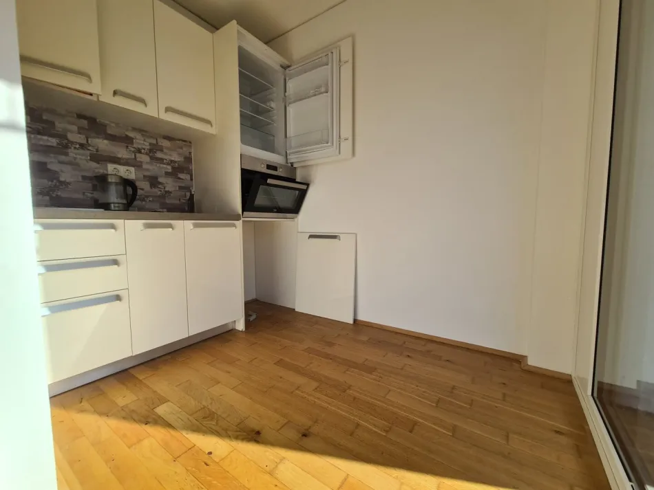 Gartenwohnung mit Loggia und Parkplatz - Bild