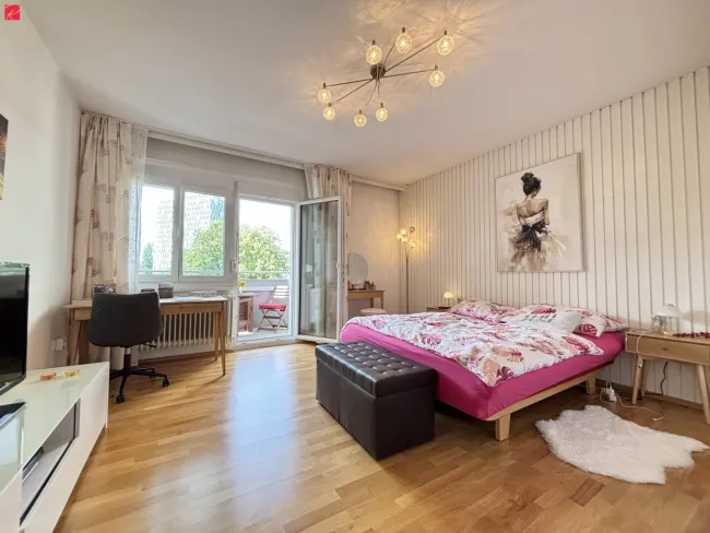 Schlafzimmer mit Platz für den Schreibtisch