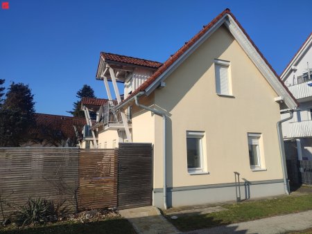 Familienglück im Grünen: Helles Reihenendhaus mit sonnigen Garten!