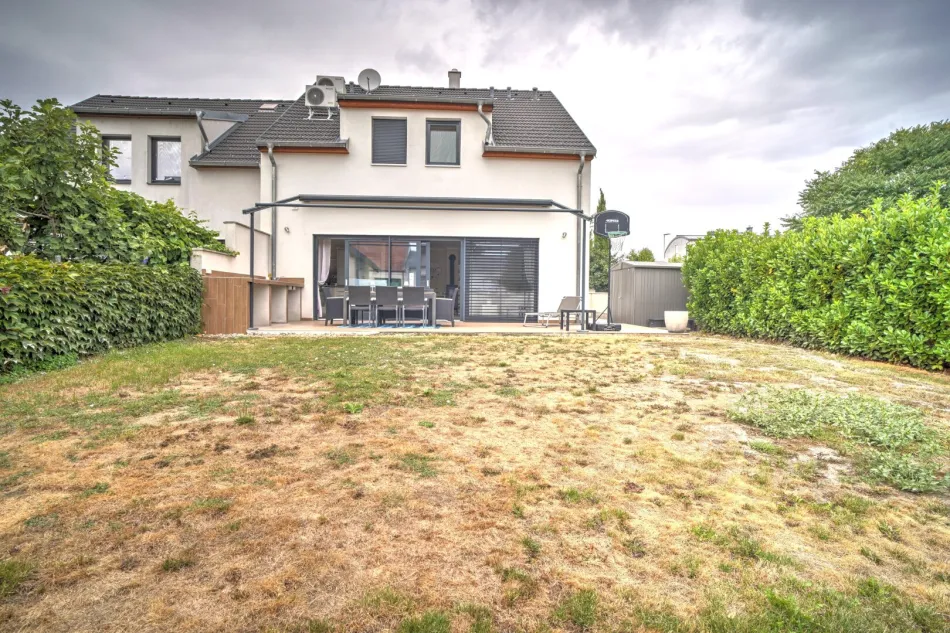 Modernes Familienhaus mit großzügigem Garten in ruhiger Zentrallage von Neusiedl am See - Bild