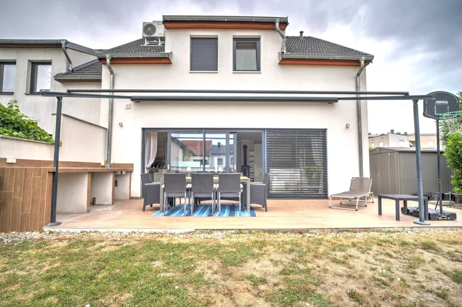 Modernes Familienhaus mit großzügigem Garten in ruhiger Zentrallage von Neusiedl am See - Bild