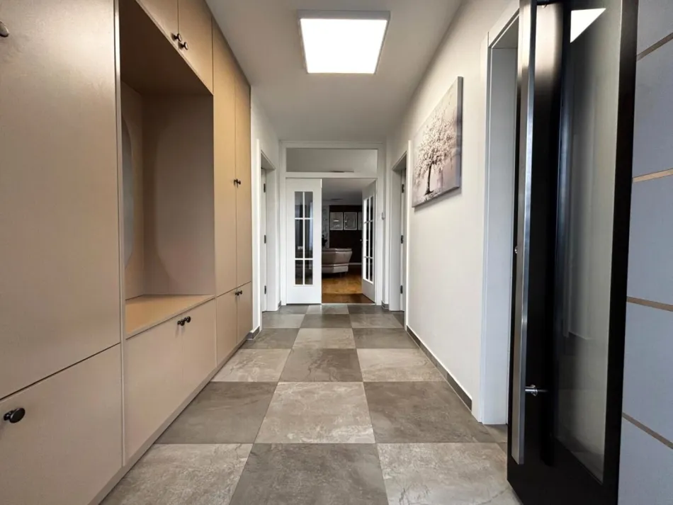 Exklusives Einfamilienhaus mit Panoramablick, Pool & moderner Architektur! - Bild