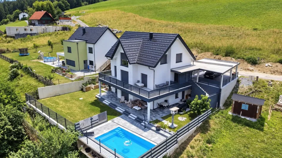 Exklusives Einfamilienhaus mit Panoramablick, Pool & moderner Architektur! - Titelbild