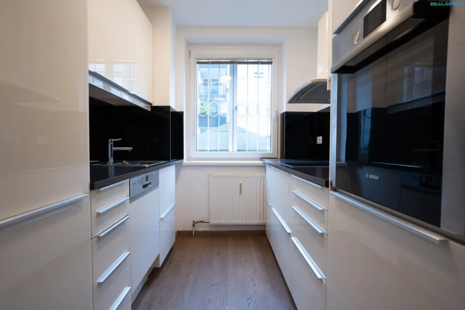 Modernisierte 2-Zimmer-Wohnung mit Lift und Einbauküche in 1100 Wien - Titelbild
