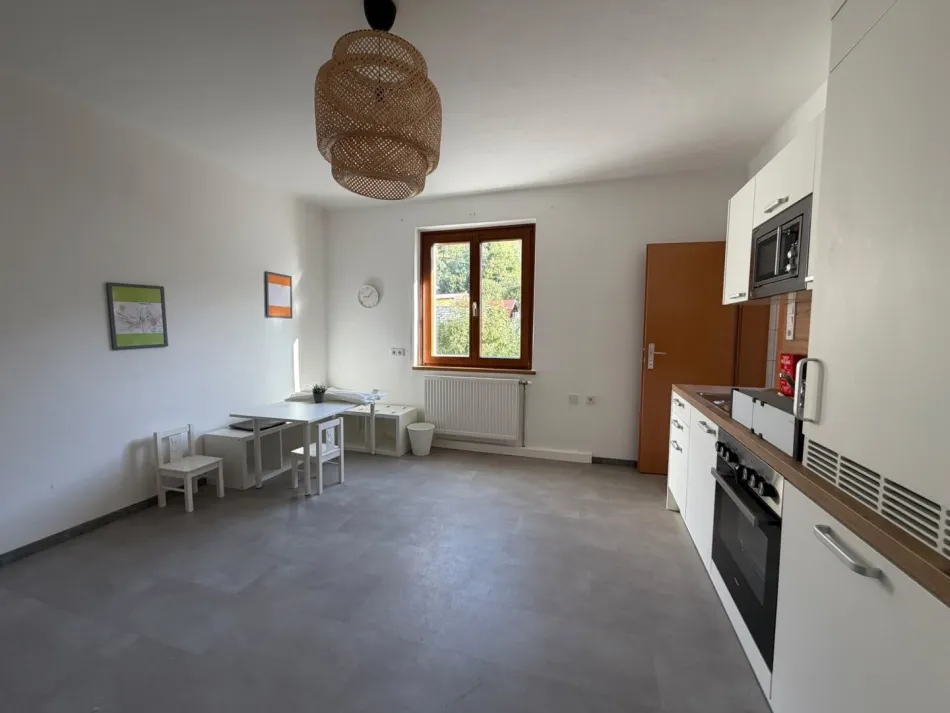 Renovierte Eigentumswohnung mit südseitigem Balkon im 1. Stock - Titelbild