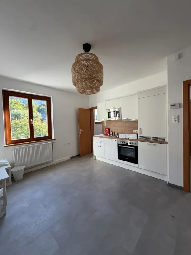 Renovierte Eigentumswohnung mit südseitigem Balkon im 1. Stock - Bild