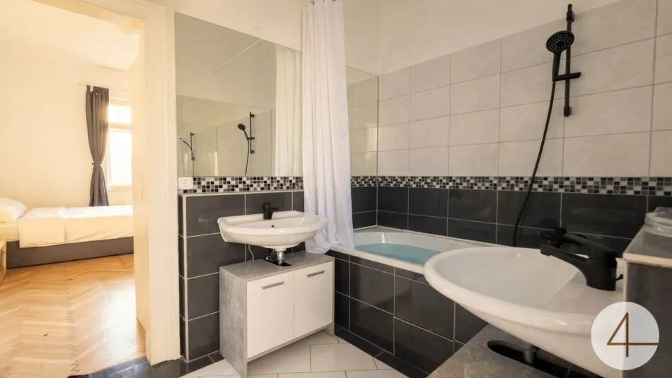 Rarität in Krems: Charmante 3-Zimmer-Stilaltbauwohnung mit Balkon & Lift – nähe Stadtpark - Bild
