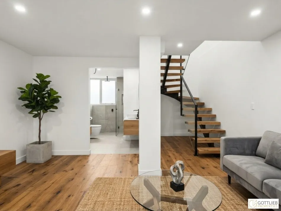 U-Bahn-Nähe U3 und U6! Hochwertige 3-Zimmer-Dachgeschoss-Wohnung mit Südterrasse in generalsaniertem Gründerzeithaus - Bild