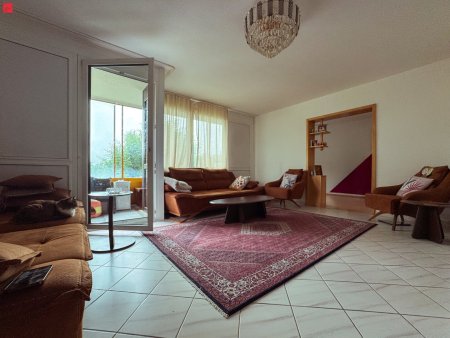 Familienwohnung mit drei Schlafzimmern, Loggia und Garage!