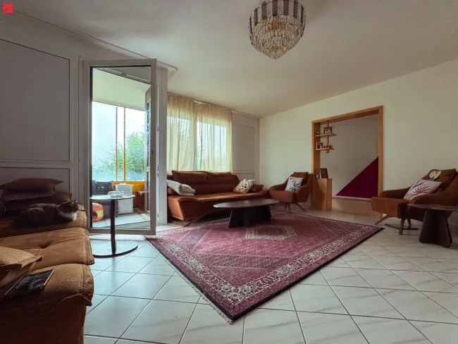 Familienwohnung mit drei Schlafzimmern, Loggia und Garage! - Bild