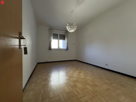 Familienwohnung mit drei Schlafzimmern, Loggia und Garage!