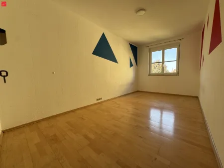 Familienwohnung mit drei Schlafzimmern, Loggia und Garage!