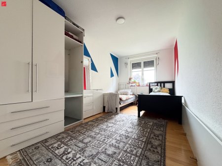 Familienwohnung mit drei Schlafzimmern, Loggia und Garage!