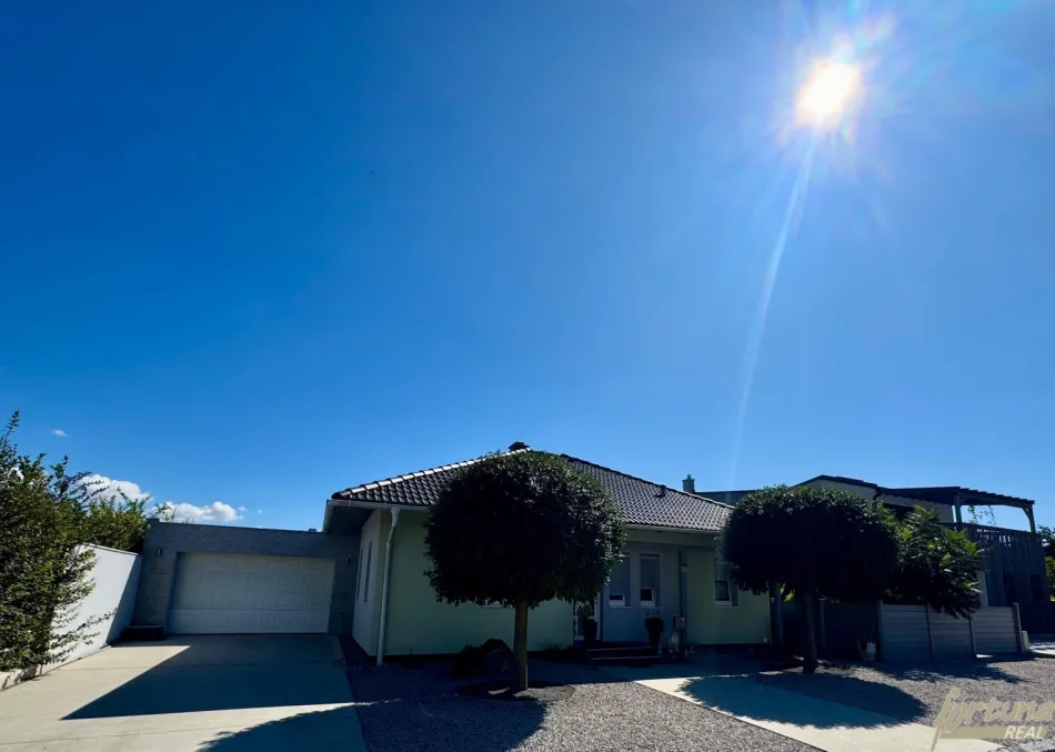 Einfamilienhaus mit Garten und Pool direkt in Podersdorf am Neusiedlersee. - Titelbild