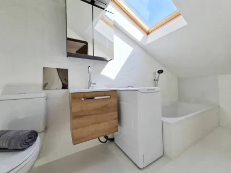 Bad mit Badewanne und Waschmaschine