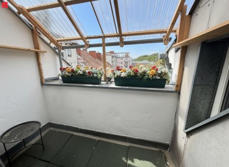 Charmantes Wohnerlebnis: Lichtdurchflutete Altbau-Dachgeschosswohnung mit historischem Flair!