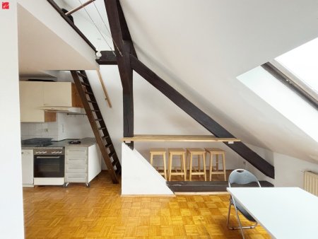 Charmantes Wohnerlebnis: Lichtdurchflutete Altbau-Dachgeschosswohnung mit historischem Flair!