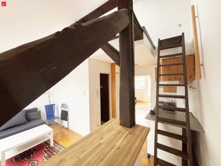 Charmantes Wohnerlebnis: Lichtdurchflutete Altbau-Dachgeschosswohnung mit historischem Flair!