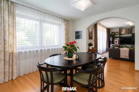 Essen mit Blick ins Wohnzimmer mit KI aufgeräumt & dekoriert