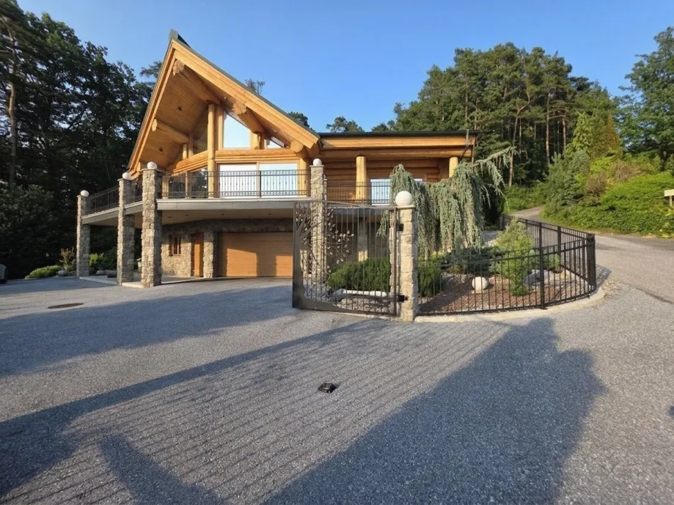 Exklusives kanadisches Zedernholzhaus in einzigartiger Aussichtslage - Titelbild