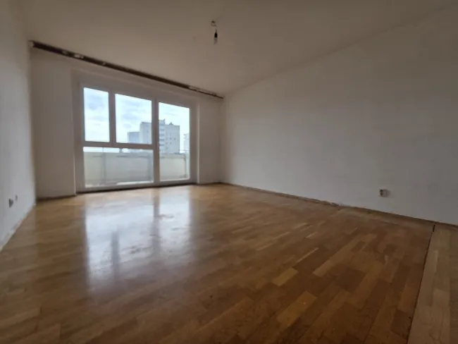 Großzügige 99 m² Wohnung mit zwei Balkonen, Lift & eigenem Parkplatz