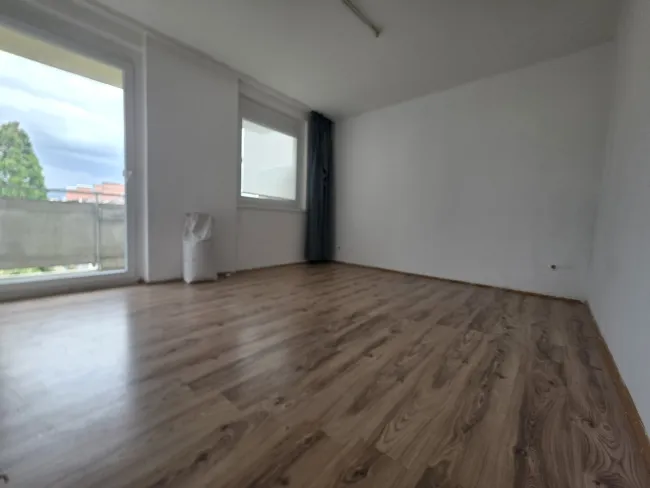 Großzügige 99 m² Wohnung mit zwei Balkonen, Lift & eigenem Parkplatz