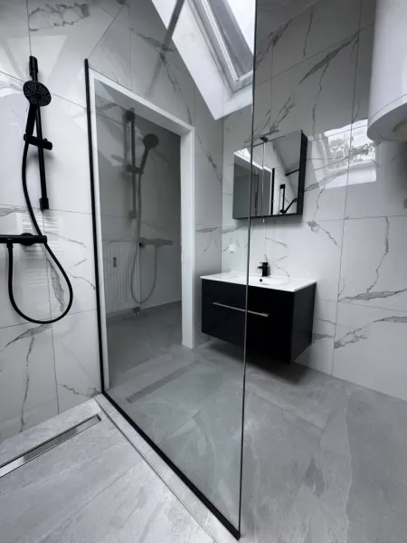 Bad mit Fenster und Dusche