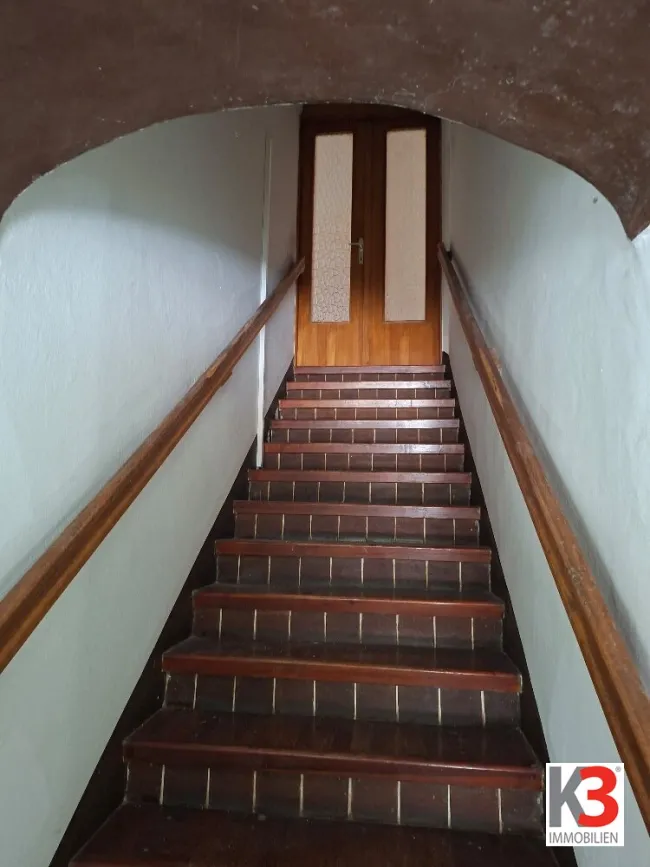 K3 - GROSSES WOHNHAUS UND NEBENGEBÄUDE. Historischer Altbau. Grund 2,4 ha. Alleinlage. Renovierungsbedarf. - Bild