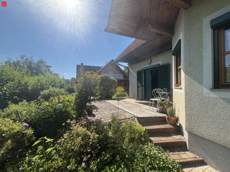 Stilvolles Landhaus mit sonniger Terrasse