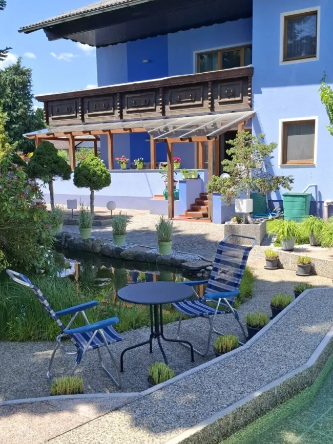 Hausansicht mit Terrasse