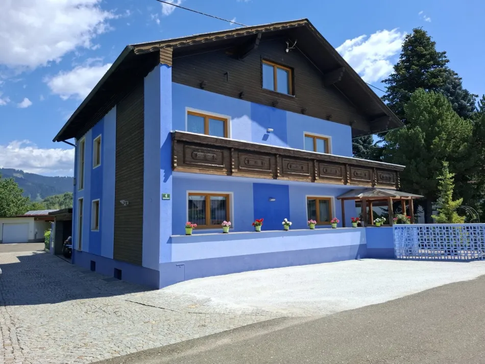 Hausansicht mit Terrasse