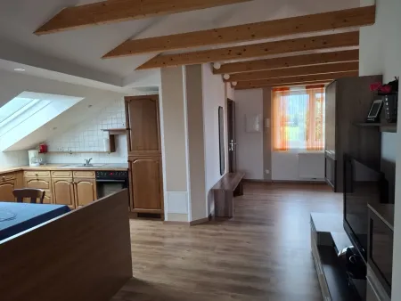 Wohnzimmer mit Blick in Küche Wohnung Dachgeschoss