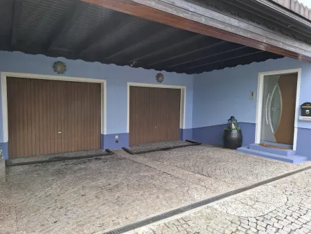 Doppelgarage mit Eingang Haus