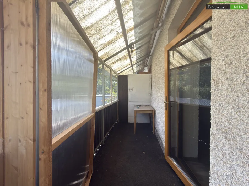Sanierungsbedürftige Eigentumswohnung in St. Peter-Freienstein mit 4 Zimmern und Balkon - Bild