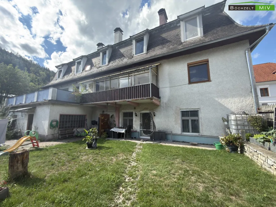 Sanierungsbedürftige Eigentumswohnung in St. Peter-Freienstein mit 4 Zimmern und Balkon - Bild