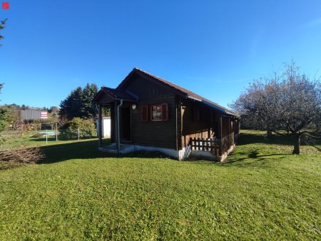 Sonniges Baugrundstück mit gut erhaltenen Altbestand!
