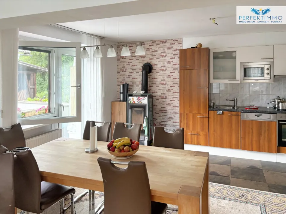 Mehrparteienhaus mit Gewerbeeinheit und separatem Grundstück - Bild
