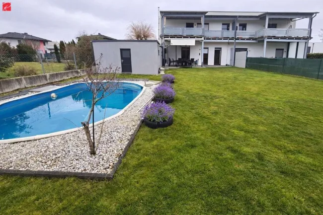 Gelungener Wohntraum mit Garten und Pool - Titelbild